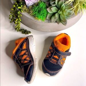 Zoe & Zac Neon Orange Black Active Sneaker shoes 8.5 kids